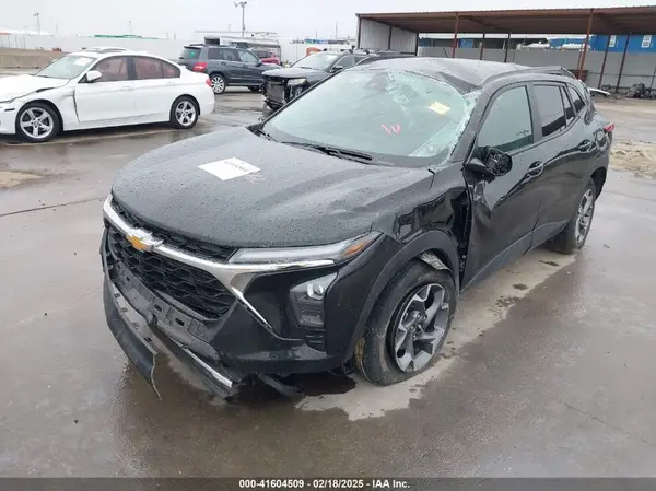 KL77LHEP5SC007471 2025 CHEVROLET TRAX - Image 2