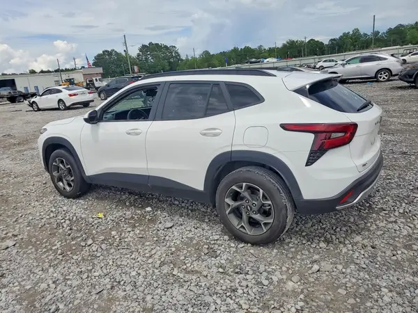KL77LHEP5SC008779 2025 CHEVROLET TRAX - Image 2