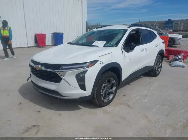 KL77LHEP5SC015702 2025 CHEVROLET TRAX - Image 2
