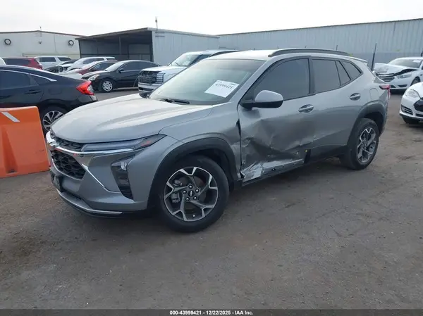 KL77LHEP5SC020303 2025 CHEVROLET TRAX - Image 2