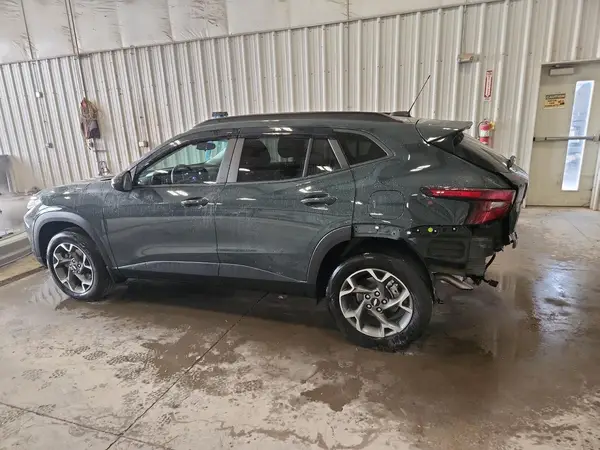 KL77LHEP5SC037750 2025 CHEVROLET TRAX - Image 2