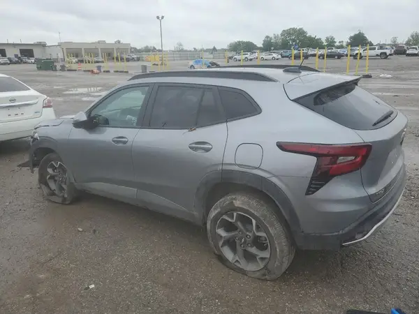 KL77LHEP5SC041135 2025 CHEVROLET TRAX - Image 2