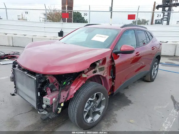 KL77LHEP5SC041975 2025 CHEVROLET TRAX - Image 2