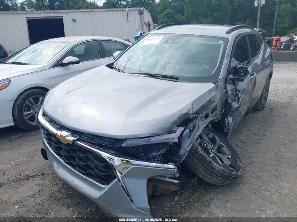 KL77LHEP5SC044956 2025 CHEVROLET TRAX - Image 2