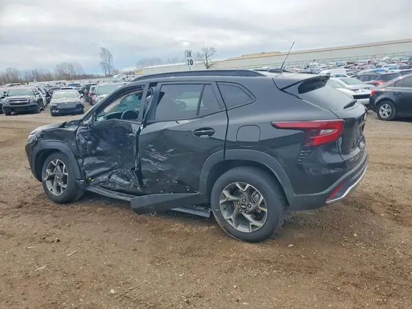 KL77LHEP5SC049719 2025 CHEVROLET TRAX - Image 2