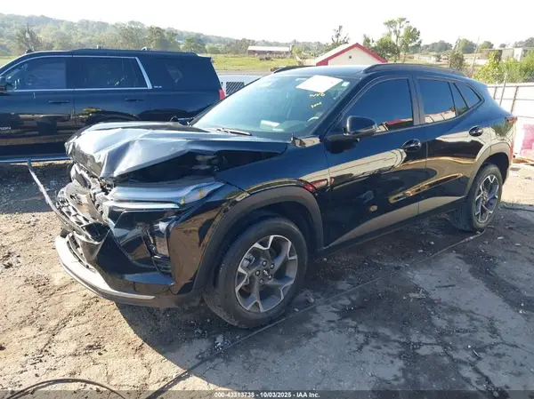 KL77LHEP5SC070165 2025 CHEVROLET TRAX - Image 2
