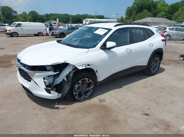 KL77LHEP5SC085202 2025 CHEVROLET TRAX - Image 2