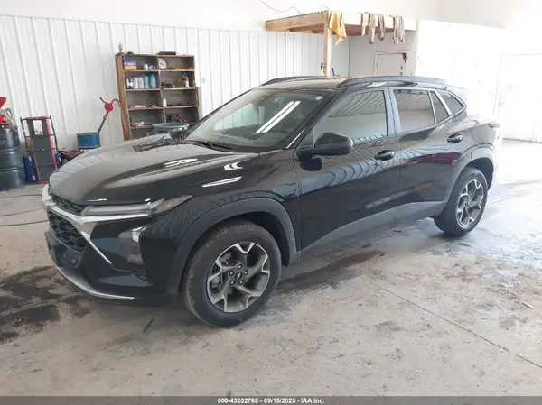 KL77LHEP5SC088309 2025 CHEVROLET TRAX - Image 2