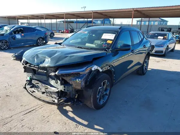 KL77LHEP5SC101656 2025 CHEVROLET TRAX - Image 2