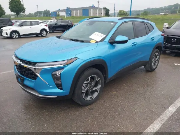 KL77LHEP5SC108803 2025 CHEVROLET TRAX - Image 2