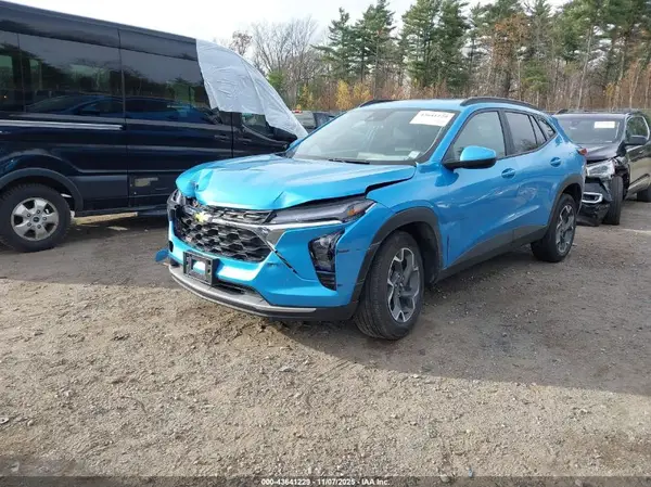 KL77LHEP5SC113340 2025 CHEVROLET TRAX - Image 2