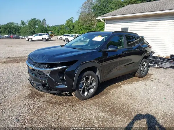 KL77LHEP5SC123916 2025 CHEVROLET TRAX - Image 2