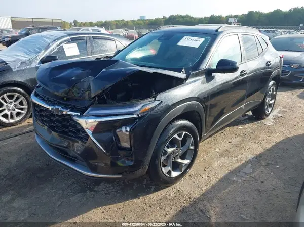KL77LHEP5SC139775 2025 CHEVROLET TRAX - Image 2