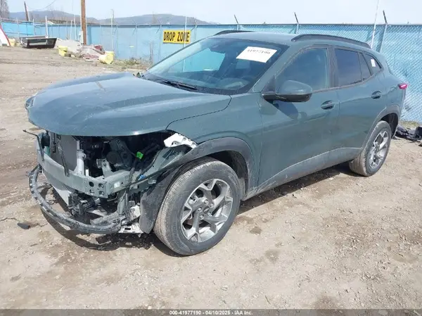 KL77LHEP5SC175868 2025 CHEVROLET TRAX - Image 2