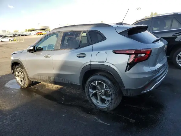 KL77LHEP5SC186322 2025 CHEVROLET TRAX - Image 2