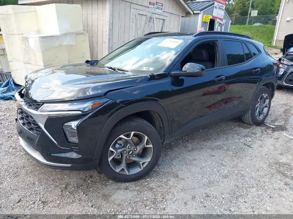 KL77LHEP5SC208948 2025 CHEVROLET TRAX - Image 2