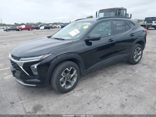 KL77LHEP5SC230609 2025 CHEVROLET TRAX - Image 2