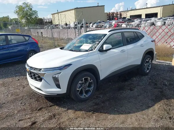 KL77LHEP5SC232635 2025 CHEVROLET TRAX - Image 2