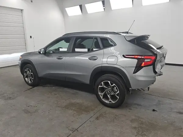 KL77LHEP5SC234028 2025 CHEVROLET TRAX - Image 2