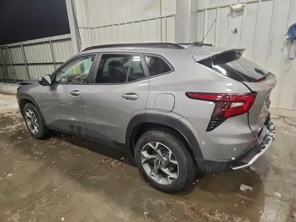KL77LHEP5SC234109 2025 CHEVROLET TRAX - Image 2