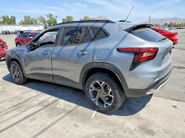 KL77LHEP5SC239603 2025 CHEVROLET TRAX - Image 2