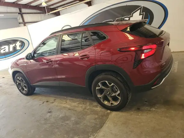 KL77LHEP5SC256174 2025 CHEVROLET TRAX - Image 2