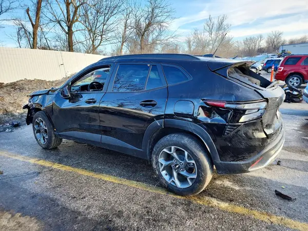 KL77LHEP5SC257440 2025 CHEVROLET TRAX - Image 2