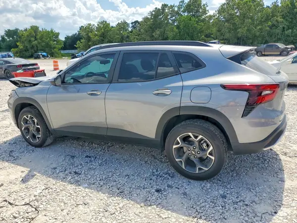 KL77LHEP5SC306717 2025 CHEVROLET TRAX - Image 2