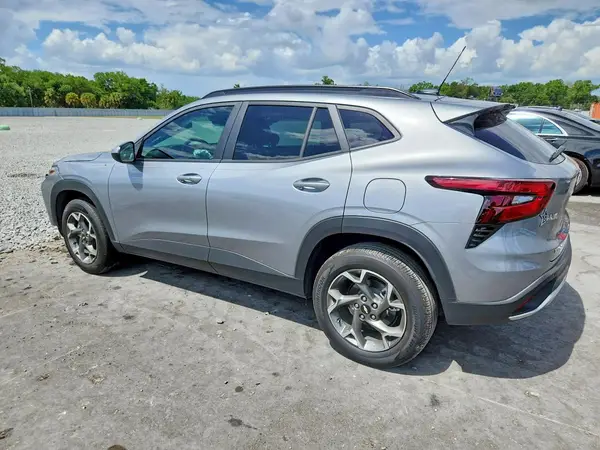 KL77LHEP5SC320326 2025 CHEVROLET TRAX - Image 2