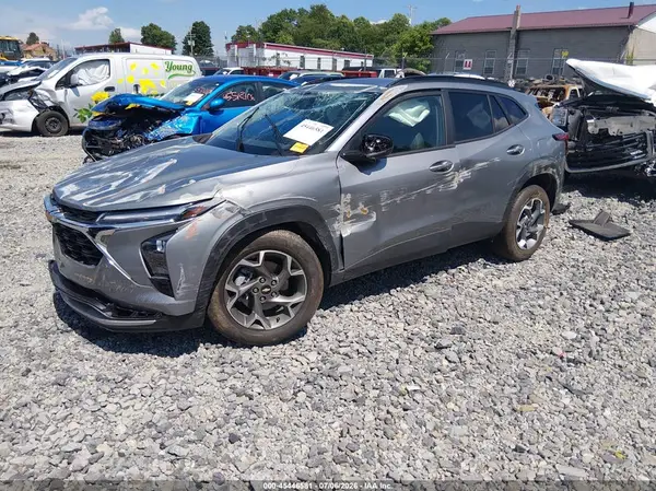 KL77LHEP5SC341628 2025 CHEVROLET TRAX - Image 2