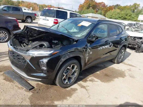 KL77LHEP5TC010520 2026 CHEVROLET TRAX - Image 2