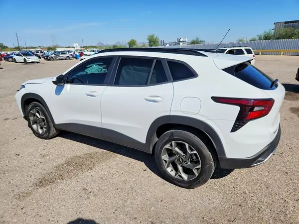 KL77LHEP5TC047678 2026 CHEVROLET TRAX - Image 2