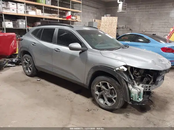 KL77LHEP6SC011805 2025 CHEVROLET TRAX - Image 1