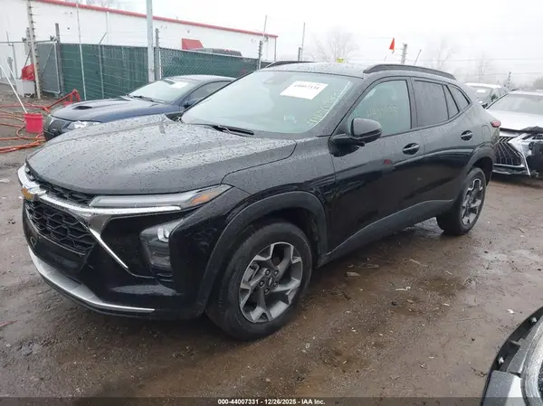 KL77LHEP6SC016955 2025 CHEVROLET TRAX - Image 2