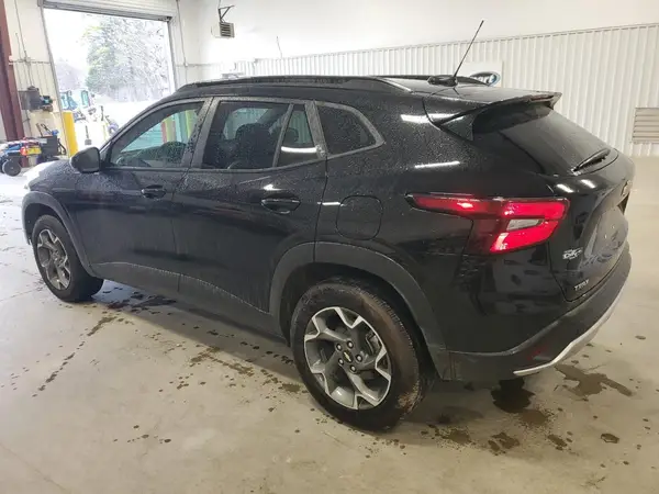 KL77LHEP6SC017877 2025 CHEVROLET TRAX - Image 2