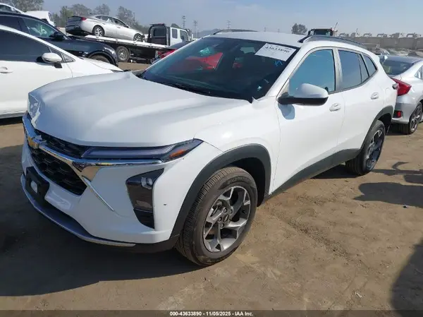 KL77LHEP6SC020603 2025 CHEVROLET TRAX - Image 2