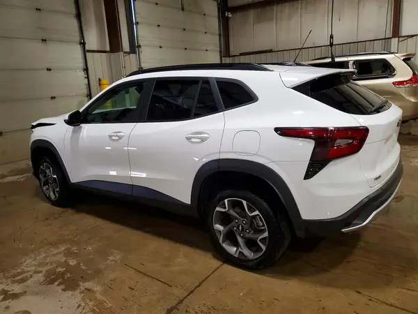 KL77LHEP6SC021346 2025 CHEVROLET TRAX - Image 2