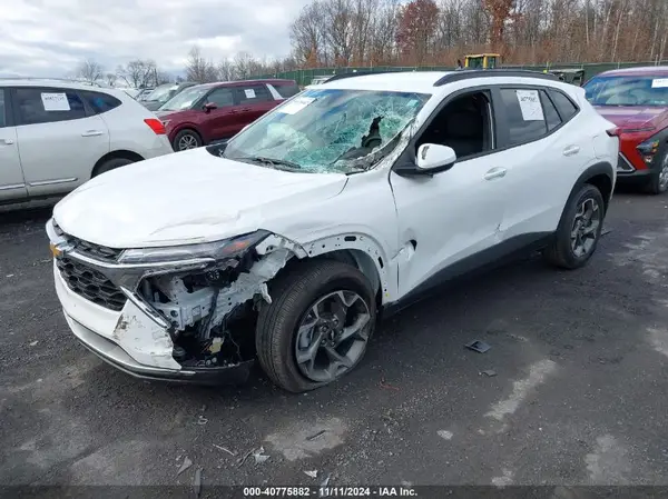 KL77LHEP6SC022139 2025 CHEVROLET TRAX - Image 2