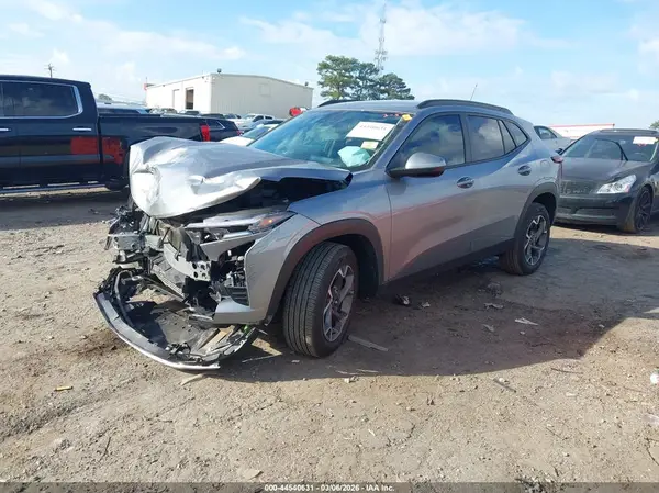 KL77LHEP6SC022402 2025 CHEVROLET TRAX - Image 2