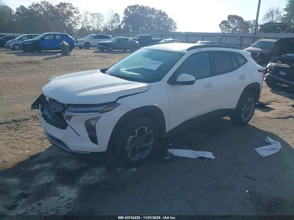KL77LHEP6SC024179 2025 CHEVROLET TRAX - Image 2
