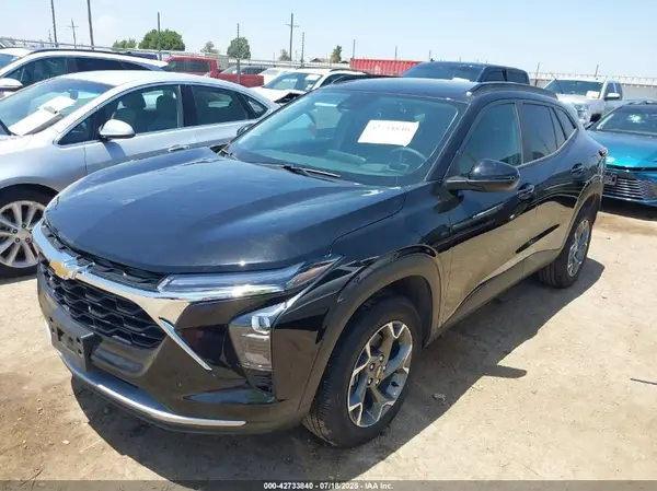 KL77LHEP6SC034484 2025 CHEVROLET TRAX - Image 2