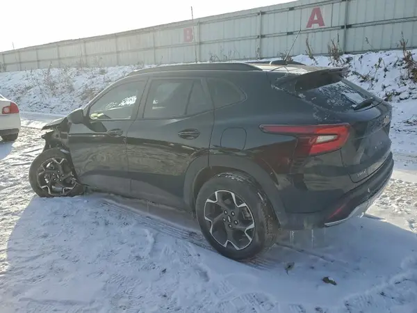 KL77LHEP6SC038261 2025 CHEVROLET TRAX - Image 2