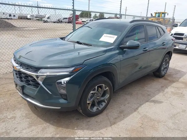 KL77LHEP6SC043539 2025 CHEVROLET TRAX - Image 2