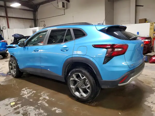 KL77LHEP6SC060857 2025 CHEVROLET TRAX - Image 2
