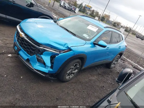 KL77LHEP6SC069509 2025 CHEVROLET TRAX - Image 2