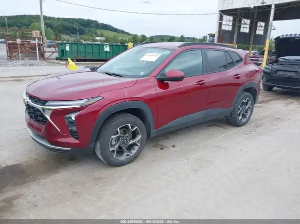 KL77LHEP6SC074497 2025 CHEVROLET TRAX - Image 2