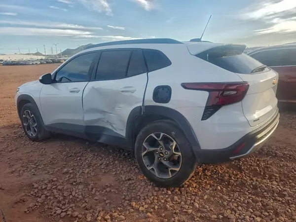 KL77LHEP6SC074693 2025 CHEVROLET TRAX - Image 2