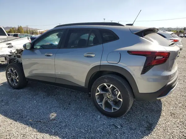 KL77LHEP6SC079604 2025 CHEVROLET TRAX - Image 2