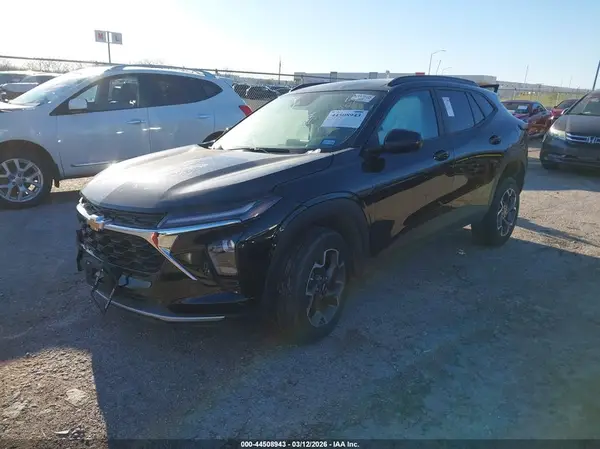 KL77LHEP6SC093065 2025 CHEVROLET TRAX - Image 2