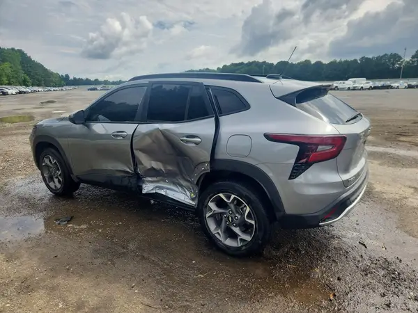 KL77LHEP6SC098251 2025 CHEVROLET TRAX - Image 2